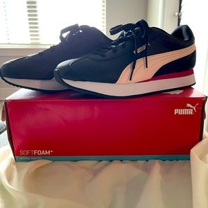 Ladies Puma Soft Foams in size 11. Black/Pink/White. Great Condition